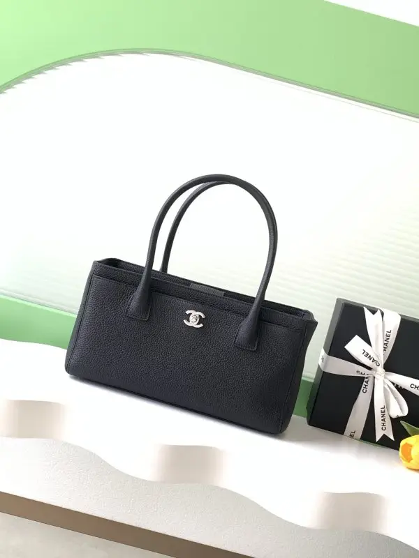 Chanel — Сумка Chanel Cerf Tote 32 см з зернистої телячої шкіри