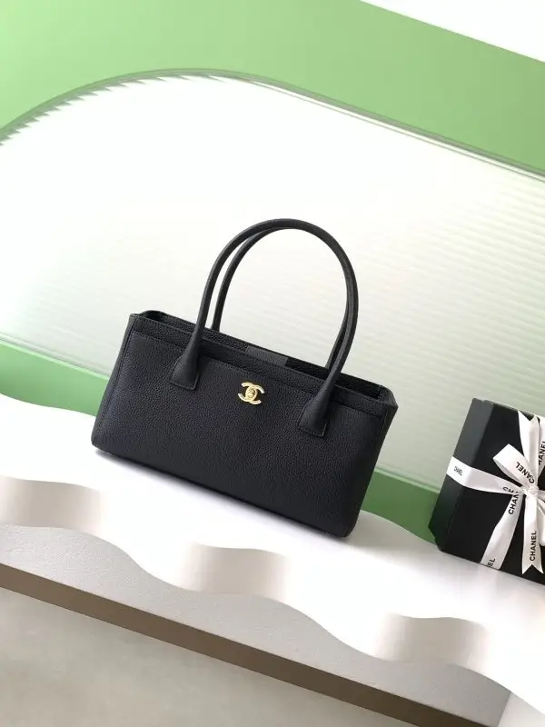 Chanel — Сумка Chanel Cerf Tote 32 см з зернистої телячої шкіри