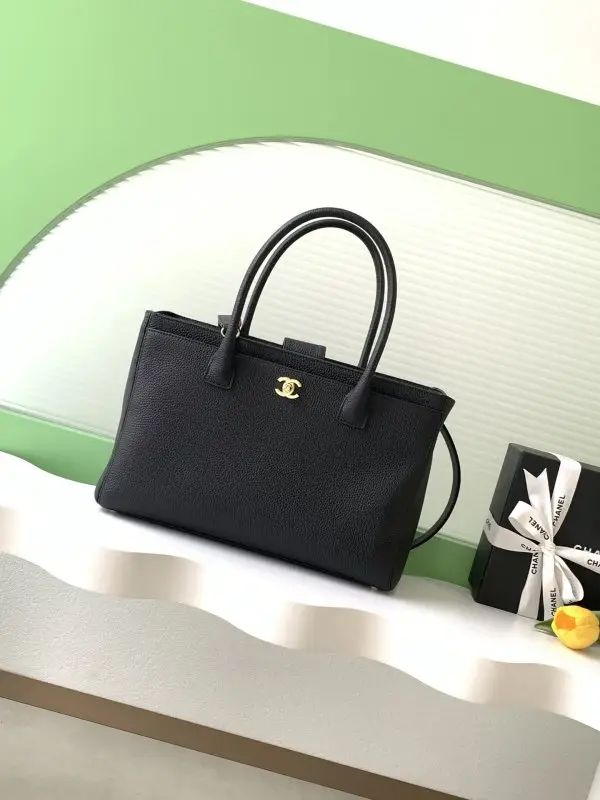 Chanel — Сумка Chanel Cerf Tote 36 см з зернистої телячої шкіри