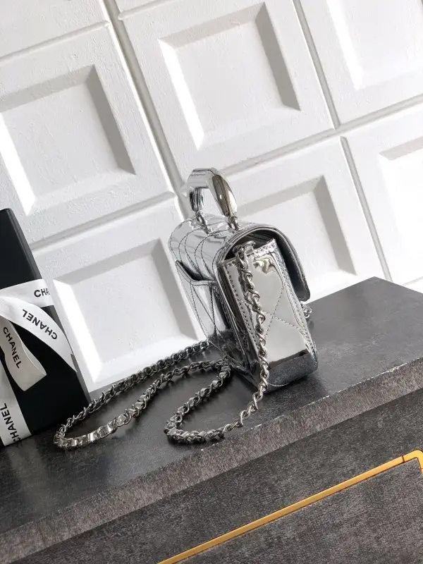 Chanel Сумка Chanel Flap Bag 18 см Handle Mirror Calfskin — Фото 2