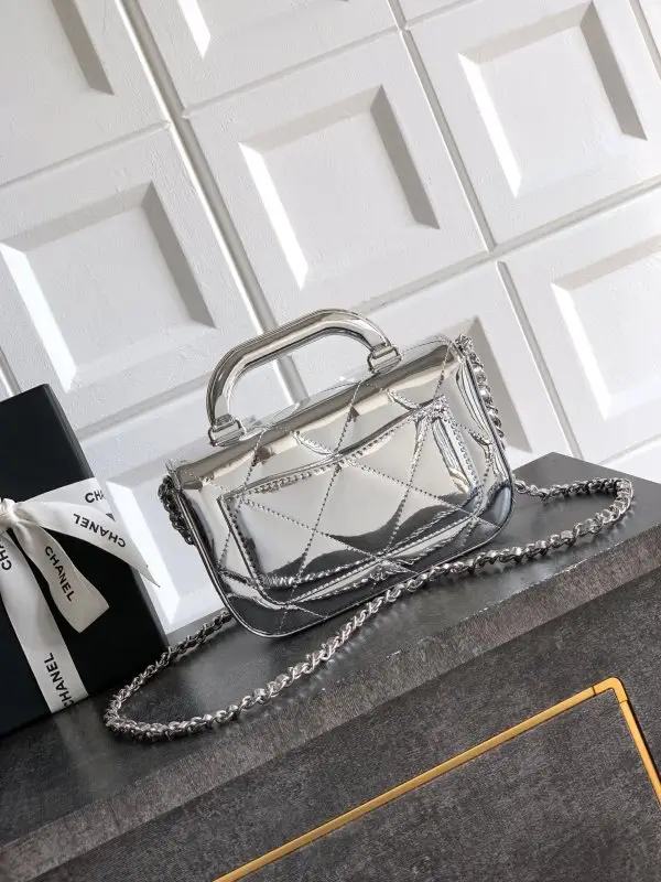 Chanel Сумка Chanel Flap Bag 18 см Handle Mirror Calfskin — Фото 3