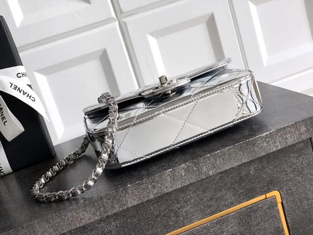 Chanel Сумка Chanel Flap Bag 18 см Handle Mirror Calfskin — Фото 4