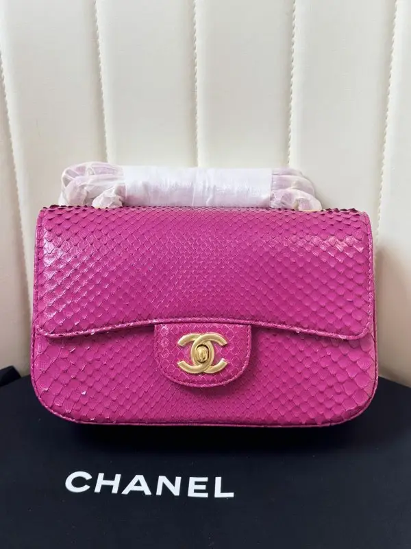 Chanel — Сумка Classic Double Flap 20 см в зміїної шкірі