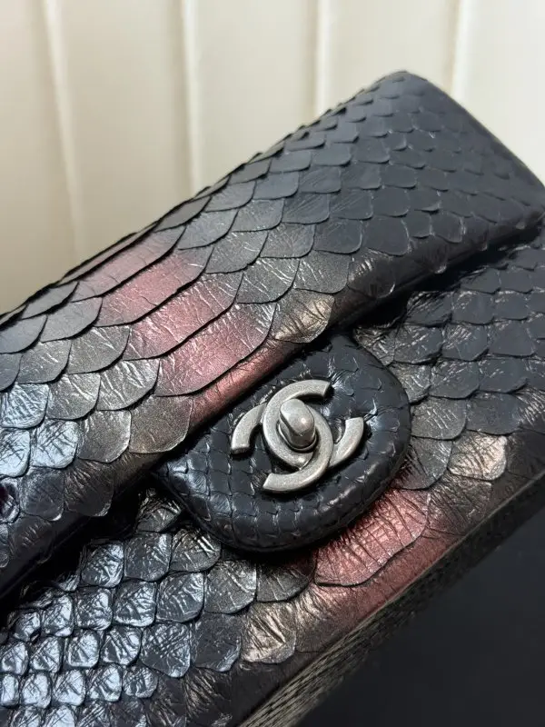 Chanel Сумка Classic Double Flap 20 см в зміїної шкірі — Фото 2