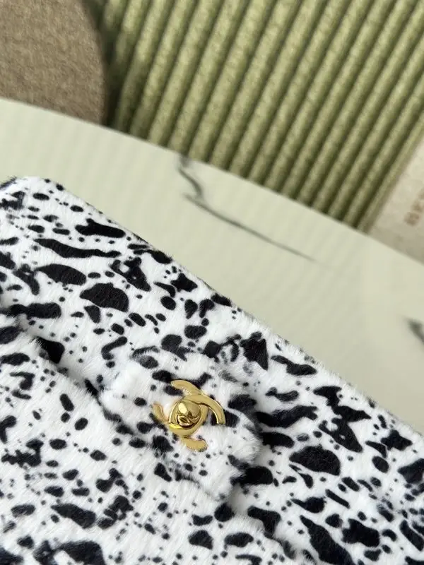 Chanel Сумка Classic Flap 25 см с принтом зебры — Фото 5