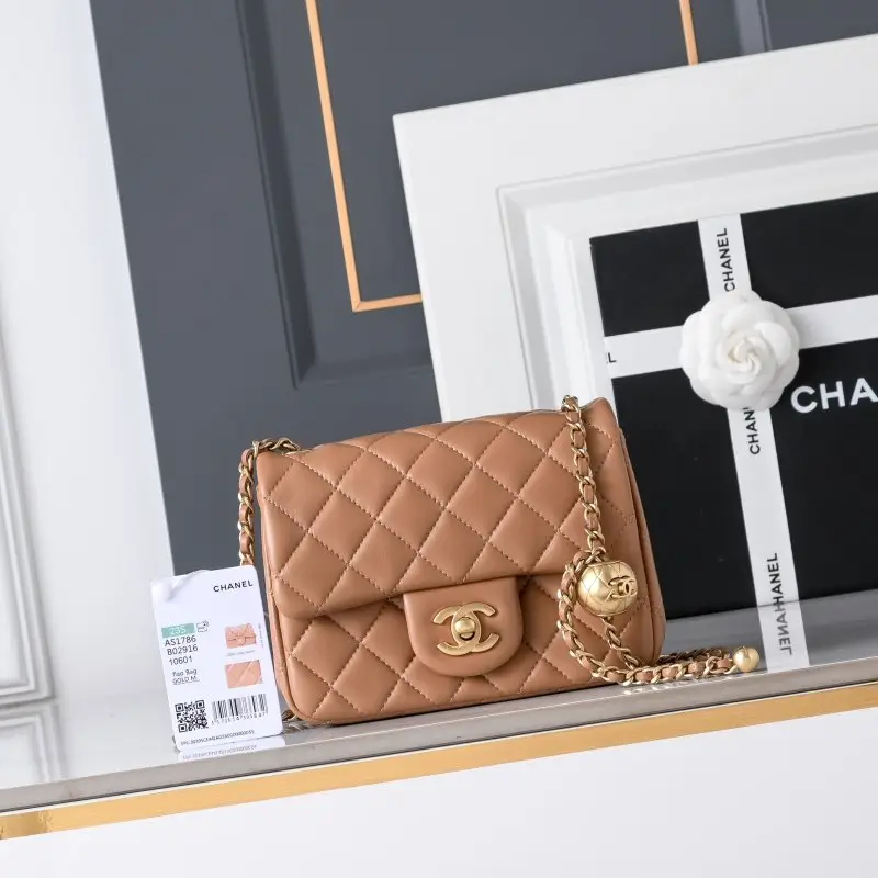 Chanel — Сумка Classic Flap Calfskin 18 см