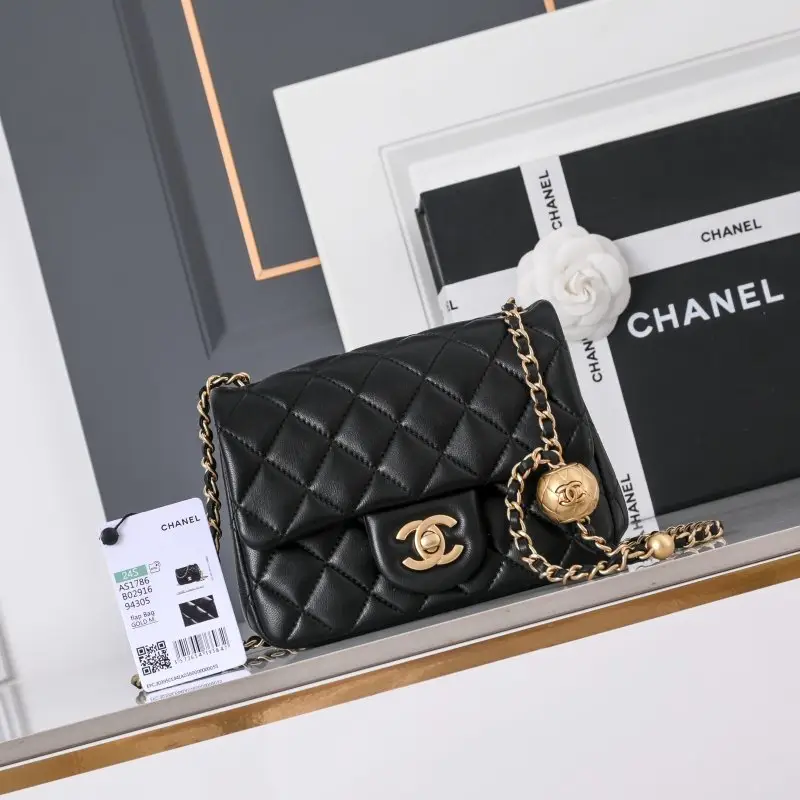 Chanel — Сумка Classic Flap Calfskin 18 см