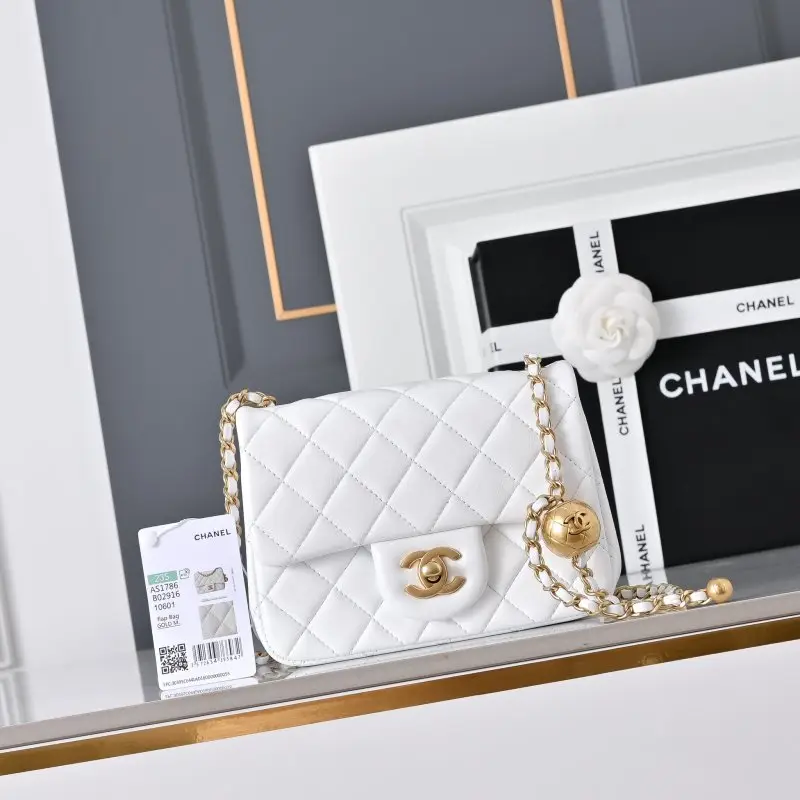 Chanel — Сумка Classic Flap Calfskin 18 см
