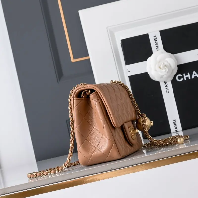Chanel A bag Classic Flap Calfskin 18 cm — Photo 2