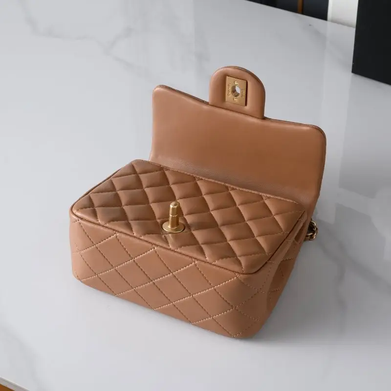 Chanel A bag Classic Flap Calfskin 18 cm — Photo 4