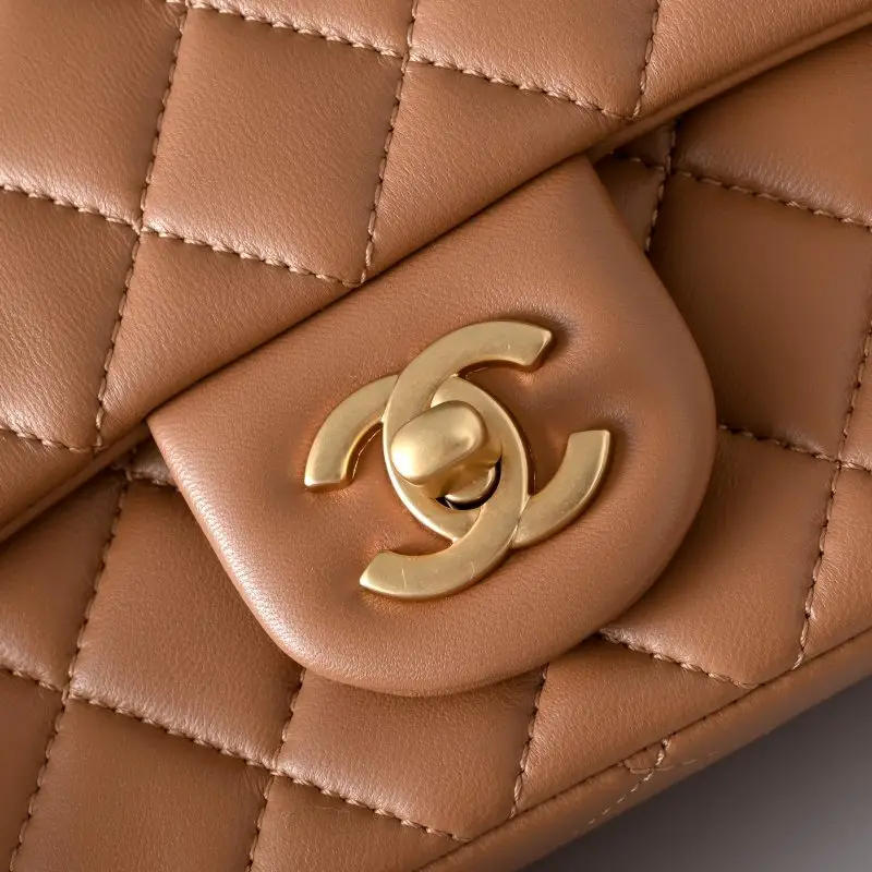 Chanel A bag Classic Flap Calfskin 18 cm — Photo 5