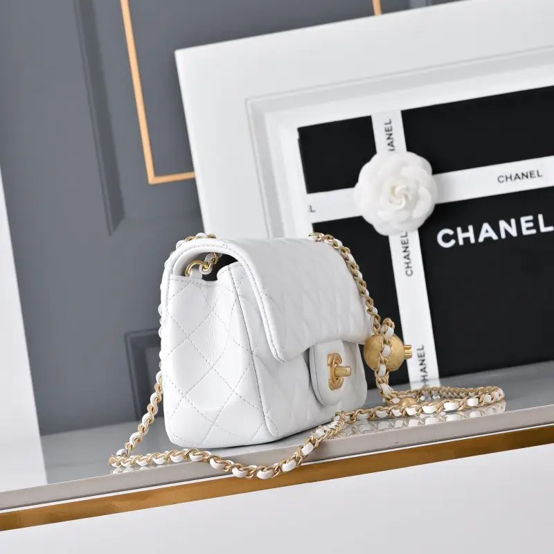 Chanel A bag Classic Flap Calfskin 20 cm — Photo 2