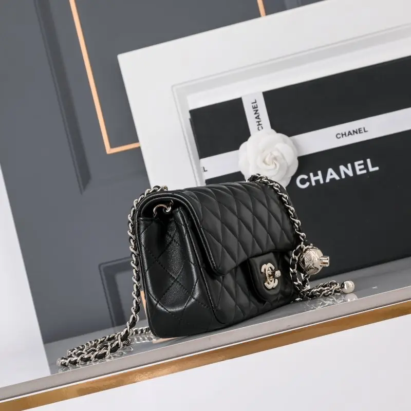 Chanel A bag Classic Flap Calfskin 20 cm — Photo 2