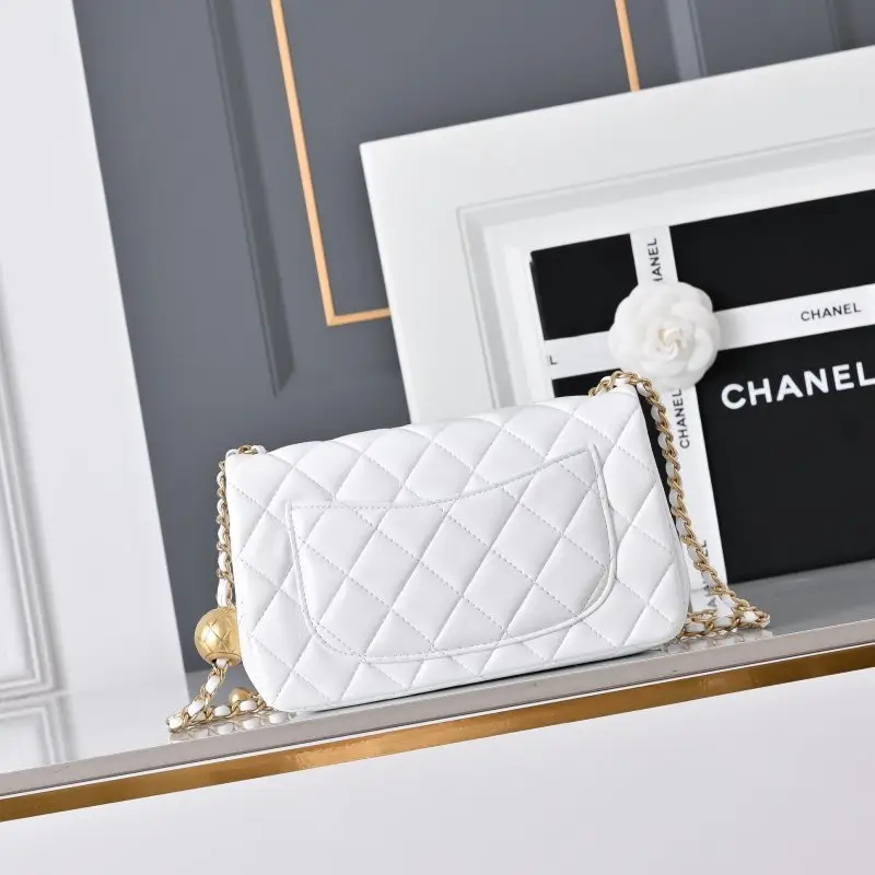 Chanel A bag Classic Flap Calfskin 20 cm — Photo 3