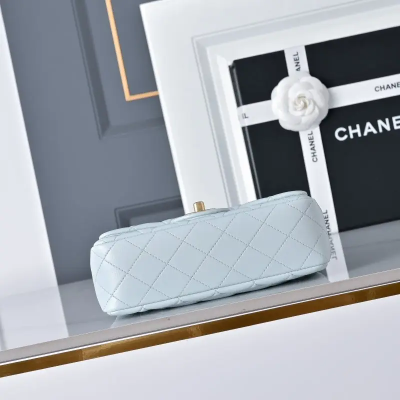 Chanel A bag Classic Flap Calfskin 20 cm — Photo 4
