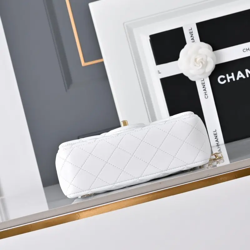 Chanel A bag Classic Flap Calfskin 20 cm — Photo 4