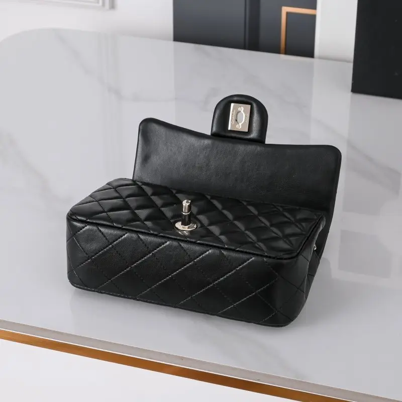 Chanel A bag Classic Flap Calfskin 20 cm — Photo 4