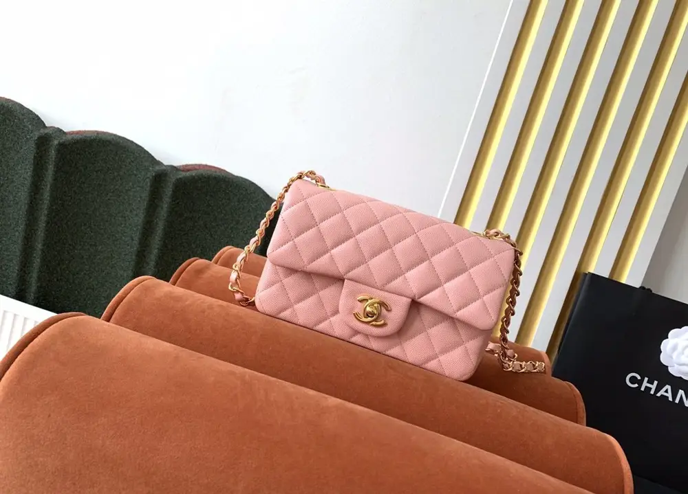 Chanel — A bag Classic Flap Caviar 20 cm