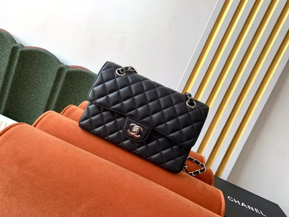 Chanel — Сумка Classic Flap Caviar 23 см