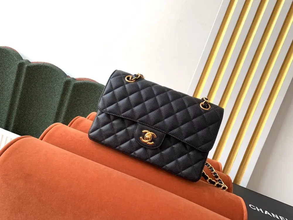 Chanel — Сумка Classic Flap Caviar 23 см