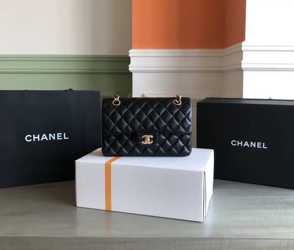 Chanel — Сумка Classic Flap Lambskin 23 см