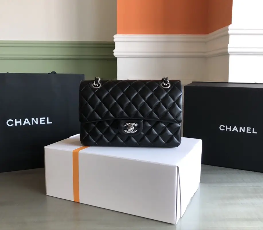 Chanel — Сумка Classic Flap Lambskin 23 см