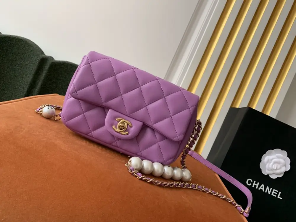 Chanel — Сумка Classic Flap Pearl Lambskin 18 см с жемчужной отделкой
