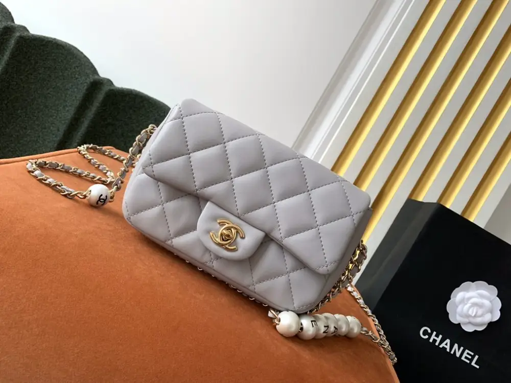 Chanel — Сумка Classic Flap Pearl Lambskin 18 см с жемчужной отделкой