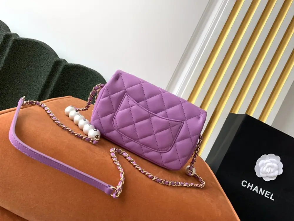 Chanel A bag Classic Flap Pearl Lambskin 18 cm from pearl finished — Photo 2
