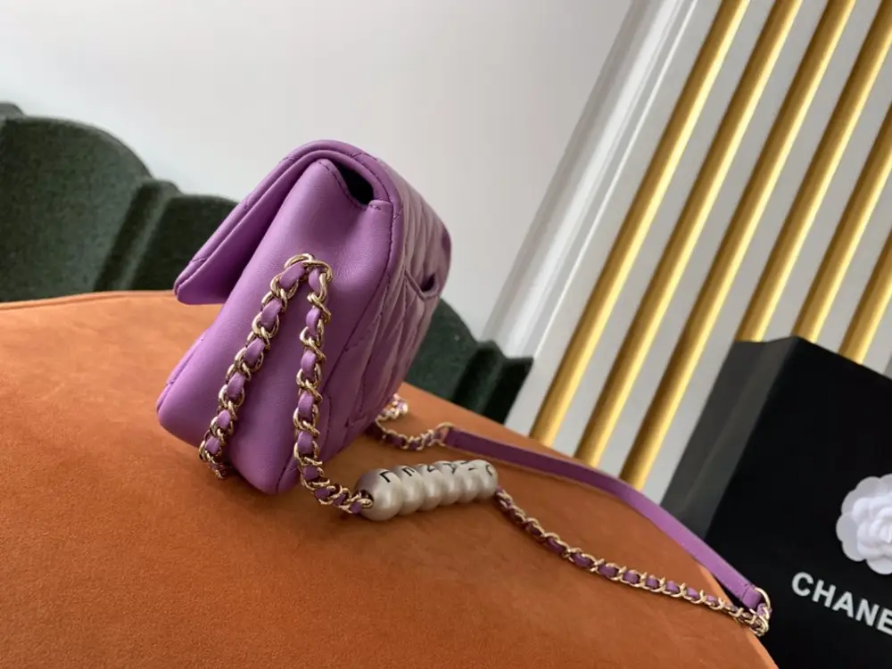 Chanel A bag Classic Flap Pearl Lambskin 18 cm from pearl finished — Photo 3