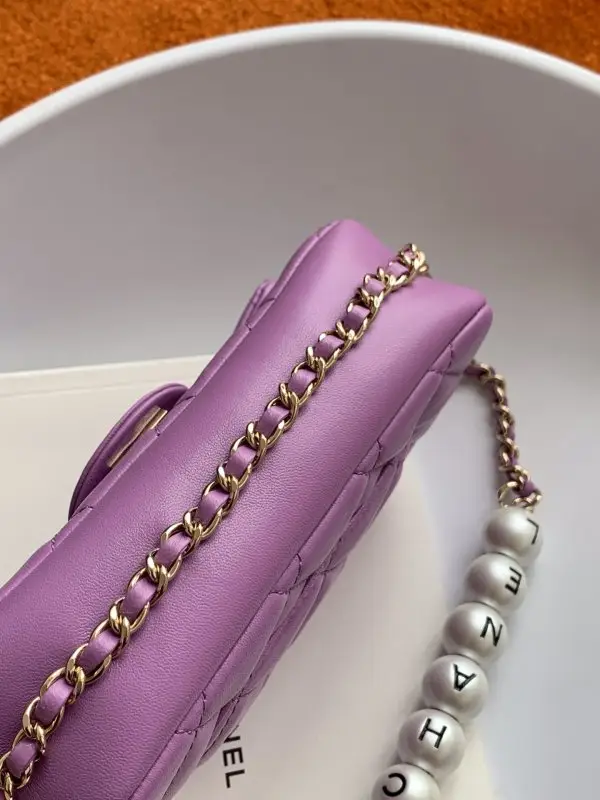 Chanel A bag Classic Flap Pearl Lambskin 18 cm from pearl finished — Photo 4