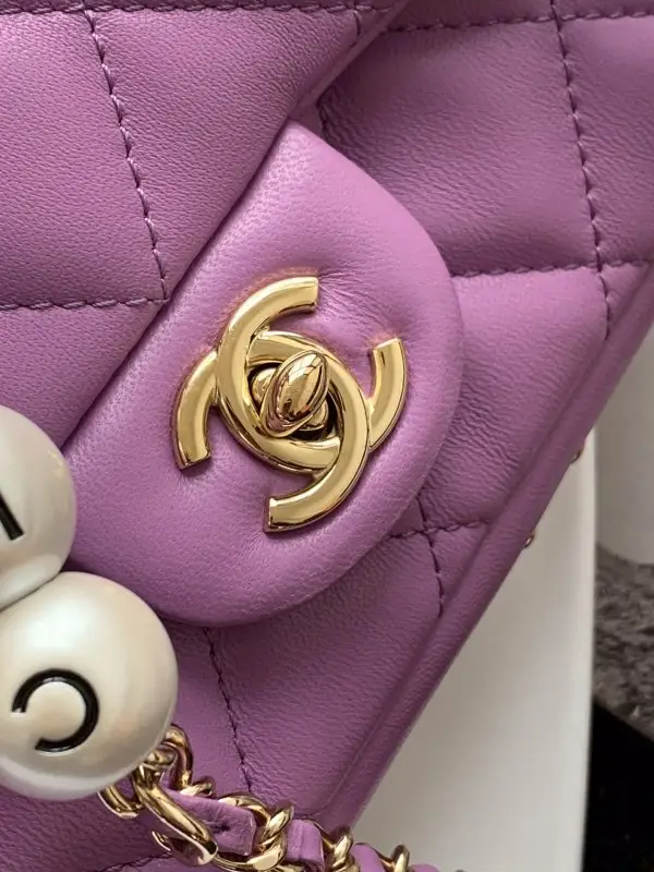 Chanel A bag Classic Flap Pearl Lambskin 18 cm from pearl finished — Photo 5