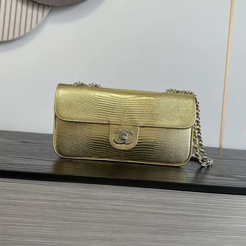 Chanel — Сумка East West Flap 21 см в телячьей коже Calfskin Lizard с тиснением под ящерицу