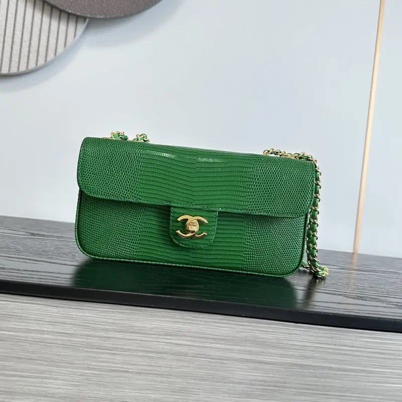 Chanel — Сумка East West Flap 21 см в телячьей коже Calfskin Lizard с тиснением под ящерицу