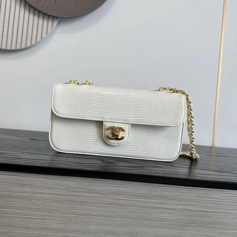 Chanel — Сумка East West Flap 21 см в телячьей коже Calfskin Lizard с тиснением под ящерицу