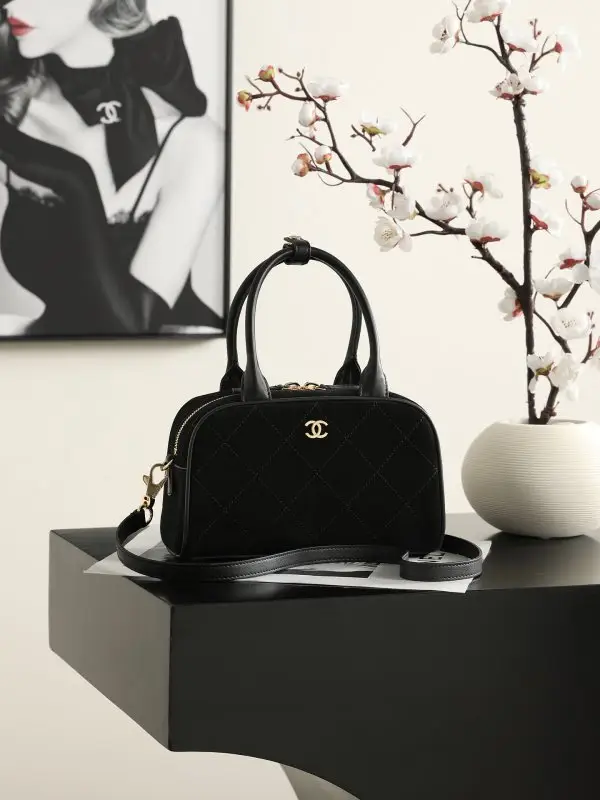 Chanel — Сумка для боулінгу 20 см з телячої шкіри Boston