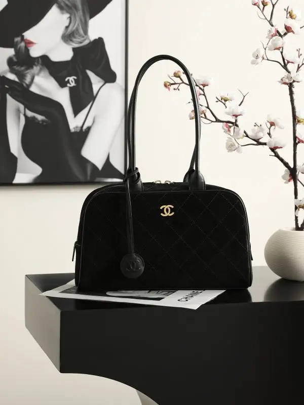 Chanel — Сумка для боулінгу 29 см з телячої шкіри Boston