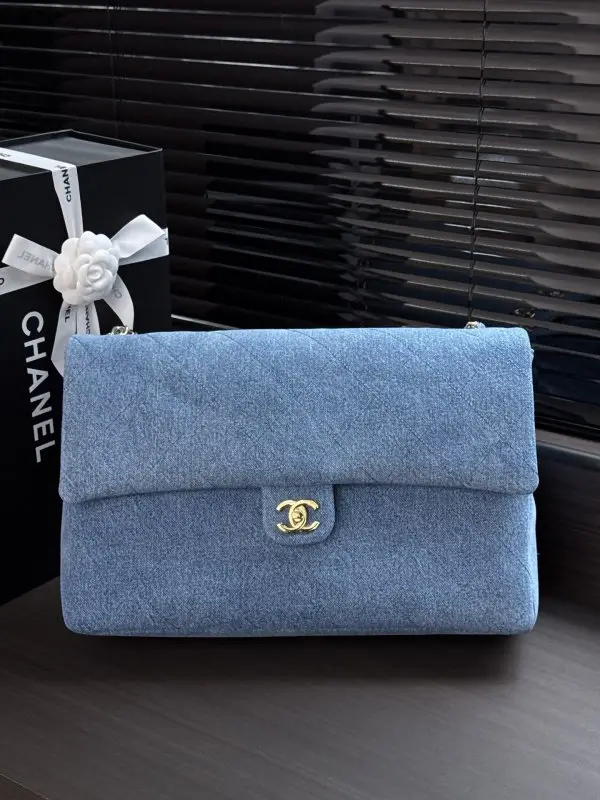 Chanel — A bag Maxi 39 cm denim