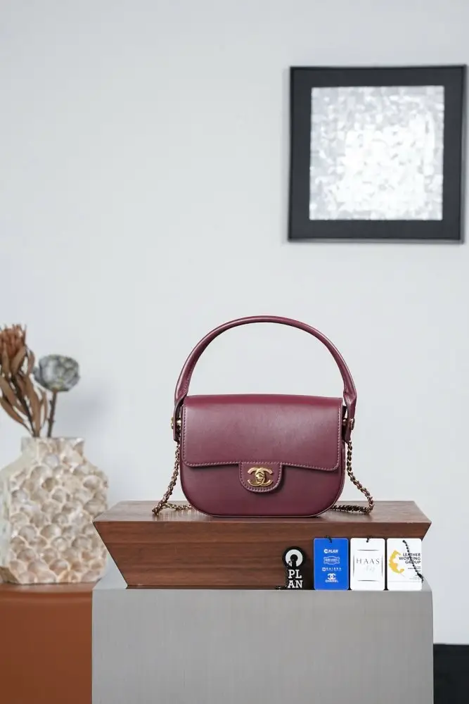 Chanel — Сумка на седло 19 см с тиснением под крокодиловую кожу в цвете бургунди