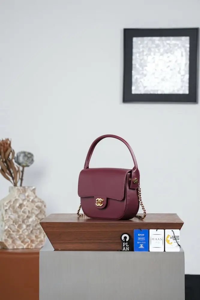 Chanel Сумка на сідло 19 см з тисненням під крокодилячу шкіру в кольорі бургунди — Фото 2