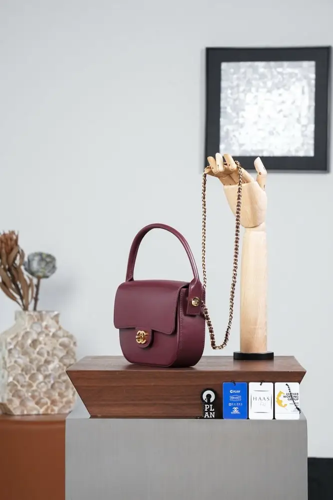 Chanel Сумка на сідло 19 см з тисненням під крокодилячу шкіру в кольорі бургунди — Фото 4