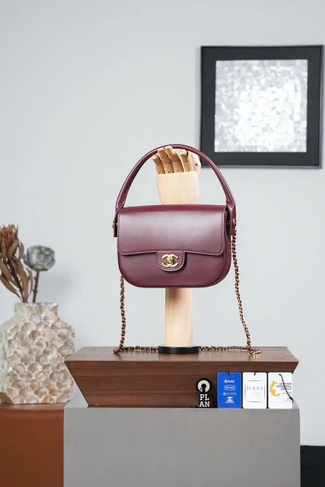 Chanel Сумка на сідло 19 см з тисненням під крокодилячу шкіру в кольорі бургунди — Фото 5