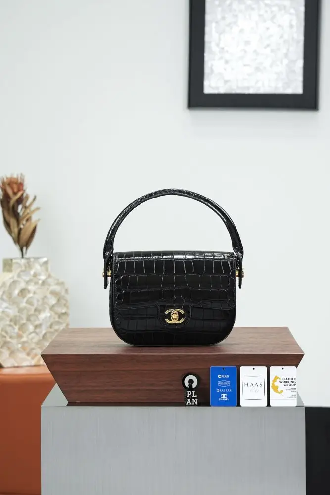 Chanel — Сумка на сідло 19 см з тисненням під крокодилячу шкіру