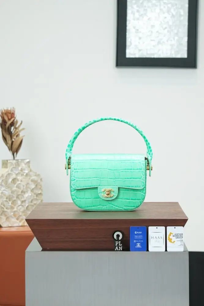 Chanel — Сумка на седло 19 см с тиснением под крокодиловую кожу