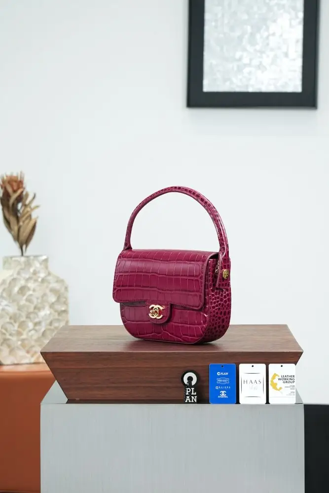 Chanel Сумка на сідло 19 см з тисненням під крокодилячу шкіру — Фото 2