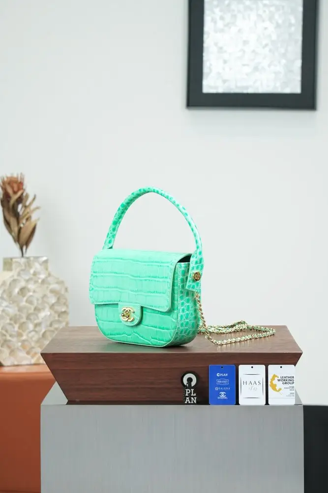 Chanel A bag on saddle 19 cm from embossed under crocodile skin — Photo 2