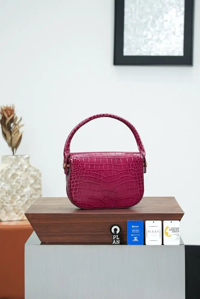 Chanel Сумка на сідло 19 см з тисненням під крокодилячу шкіру — Фото 3