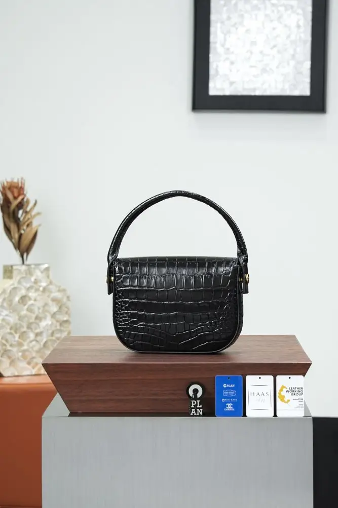 Chanel A bag on saddle 19 cm from embossed under crocodile skin — Photo 3
