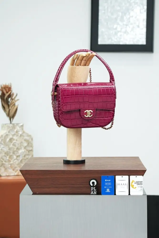 Chanel Сумка на сідло 19 см з тисненням під крокодилячу шкіру — Фото 4