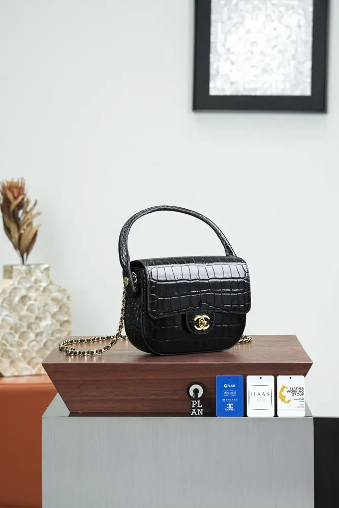 Chanel A bag on saddle 19 cm from embossed under crocodile skin — Photo 4